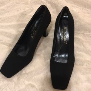 Delman Sudio black pumps
